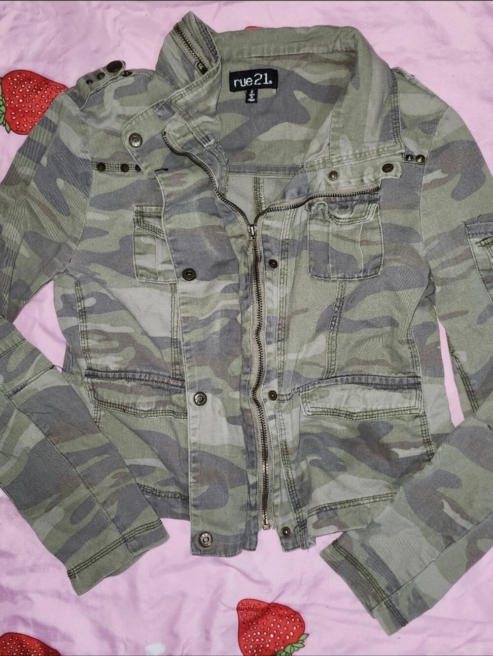 Women's size medium rue21 camo cropped jacket